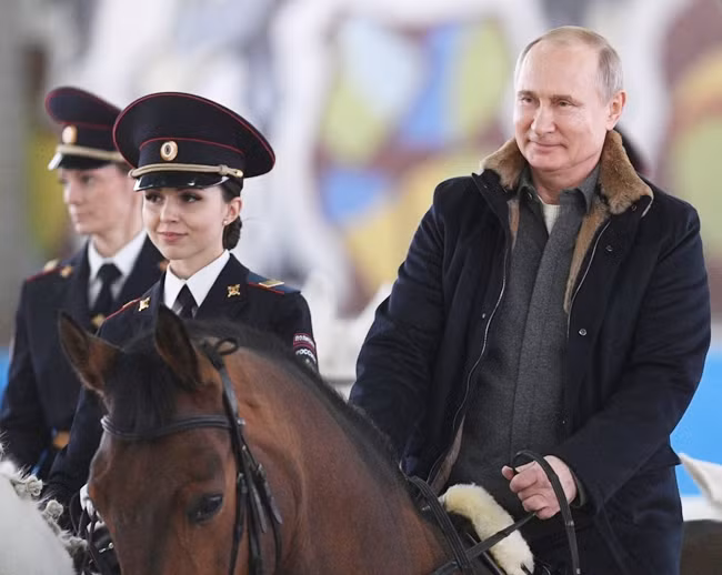 Cô cũng trở nên nổi tiếng hơn khi xuất hiện chung khung hình với tổng thống Nga Putin khi tổng thống tham gia cưỡi ngựa cùng với các nữ cảnh sát nhân ngày Quốc tế phụ nữ.