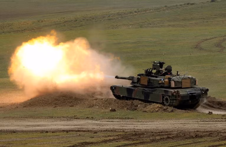Tới tận ngày nay, T-72 vẫn được quân đội Nga sử dụng như một loại thiết giáp chủ lực tuy nhiên đã có rất nhiều sửa đổi được Nga nâng cấp cho T-72 sau này, khiến nó thậm chí hiện địa tiệm cận với T-90. Mặc dù vậy, không thể không kể đến công lao to lớn của M1 khi đã thắng áp đảo ở Bão Táp Sa Mạc, buộc Nga sau này phải nghiên cứu phát trienr T-72 để tránh một kết cục tương tự trong tương lai. Nguồn ảnh: BI.