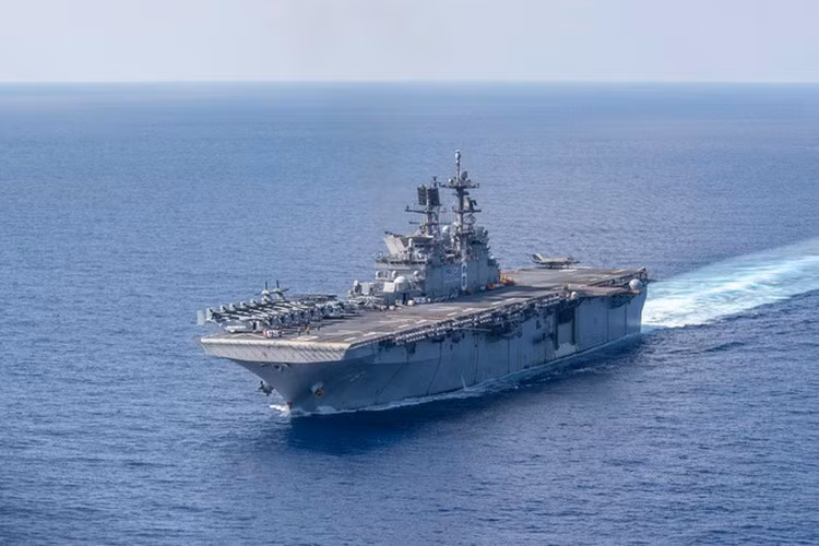 Lầu Năm Góc hôm qua thông báo tàu USS America và USS Bunker Hill đã được triển khai và hoạt động trên Biển Đông, nhưng không cho biết vị trí cụ thể.