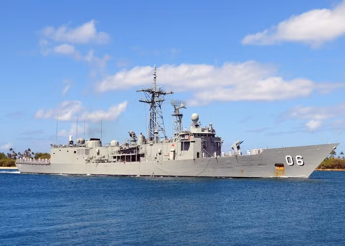 So với các khinh hạm Oliver Hazard Perry của hải quân Mỹ đã bị tháo bỏ ray phóng Mk 13 để thuần túy đảm nhiệm chức năng tàu tuần tra chống ngầm thì những chiếc Adelaide của Australia còn nguyên cấu hình vũ trang cơ bản.