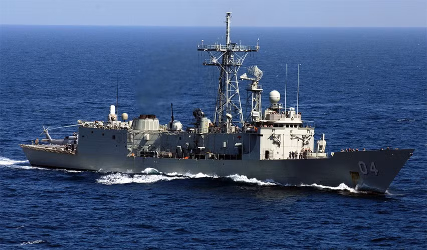 Kèm theo đó là 1 hệ thống phòng thủ tầm cực gần (CIWS) Phalanx cỡ 20 mm và 4 súng máy 12,7 mm. Sàn đáp và nhà chứa cho phép mang theo 2 trực thăng săn ngầm MH-60.