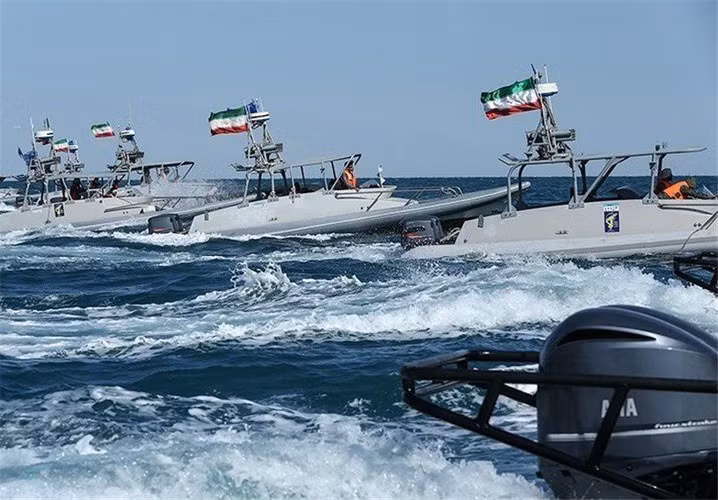 Tuy vậy cũng có ý kiến cho rằng việc xuồng cao tốc Iran trang bị vũ khí hạng nặng, áp sát quá gần chiến hạm Mỹ cũng gây ra những bất lợi đáng kể cho biểu tượng sức mạnh của hải quân Mỹ.