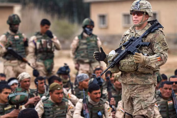 Một “thầy” Mỹ đang giảng bài. Lính Mỹ được triển khai tới Iraq trong khuôn khổ chương trình cố vấn và hỗ trợ các lực lượng vũ trang Iraq đối phó với IS.