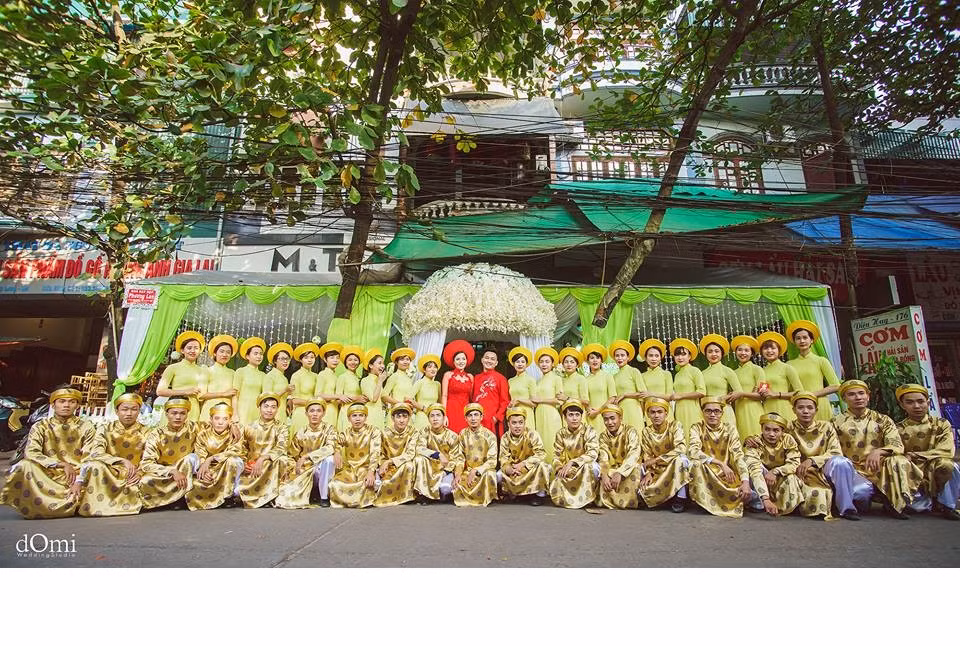 Chưa hết, đám hỏi này còn gây ấn tượng với sự tham gia của 42 nam, nữ thanh niên làm nhiệm vụ bê đỡ 21 tráp lễ khủng. Phông bạt và trang phục của cô dâu chú rể cũng như dàn bê tráp cũng vô cùng đẹp mắt, lộng lẫy. Đám hỏi hoành tráng nhưng không quá phô trương khiến người dân xung quanh chú ý và những bức ảnh chụp trong đám hỏi cũng tạo ra những cuộc bàn tán sau khi được chia sẻ trên mạng xã hội. Ảnh: Domi Wedding.