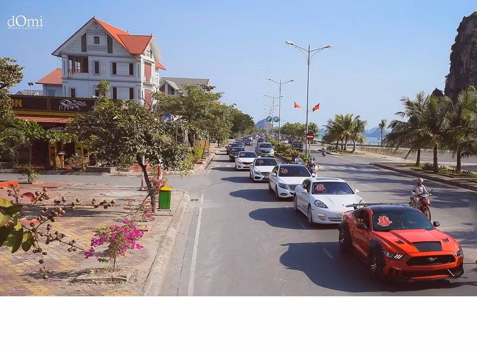 Những đám cưới, đám hỏi được tổ chức hoành tráng luôn dễ trở thành tâm điểm đối với người dân nhiều tỉnh thành trên cả nước. Mới đây, người dân ở Hạ Long, Quảng Ninh đã có dịp xôn xao khi chứng kiến một đám hỏi có chú rể đi siêu xe dẫn đầu đoàn nhà trai, mang theo dàn tráp lễ siêu "khủng" đến nhà gái. Ấn tượng nhất trong đám hỏi này là việc chú rể tự lái chiếc Ford Mustang đã được độ đẹp mắt, đắt tiền để dẫn đầu đoàn xe khiến cả phố chú ý. Ảnh: Domi Wedding.