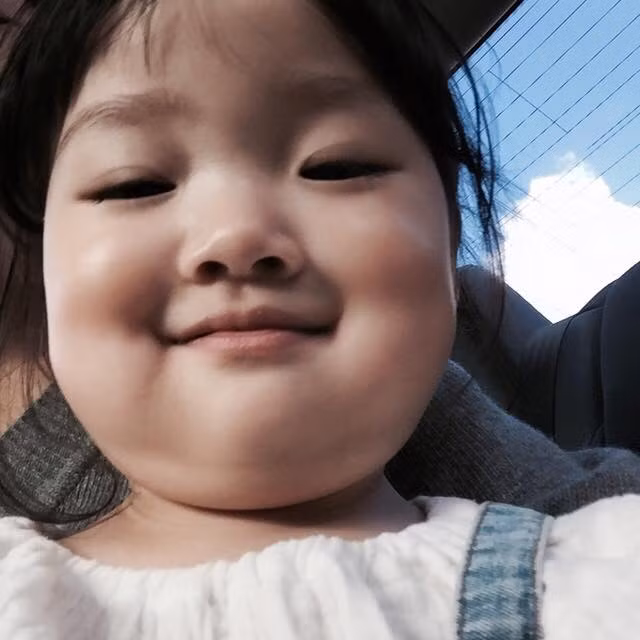 Không chỉ tự nhiên trước ống kính, bé Kwon Yul dù mới 3 tuổi nhưng đã rất biết cách "diễn" và tạo ra sức hút nhờ những biểu cảm của mình. Chỉ cần vài cái nháy mắt, tru miệng... Kwon Yul đã khiến nhiều dân mạng "chết đứ đừ", thậm chí khiến nhiều nàng dâu mới cưới muốn sinh con ngay lập tức.