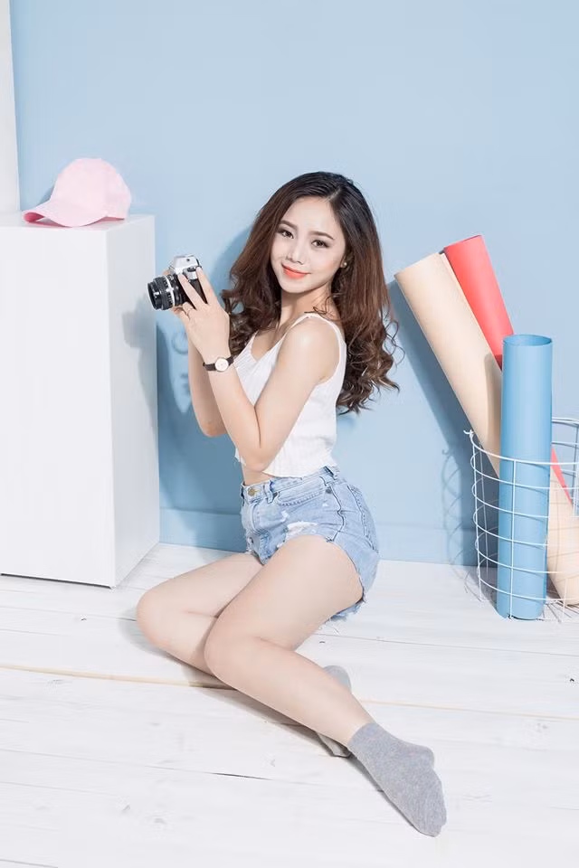 Có lợi thế về ngoại hình, cô nàng "vợ người ta" này đã có nhiều hoạt động nghệ thuật, tham gia nhiều cuộc thi sắc đẹp và có được không ít danh hiệu. Quỳnh Kool là người đẹp lọt vào Top 3 cuộc thi Nữ sinh viên Việt Nam duyên dáng. Ngoài MV Vợ người ta, nữ sinh xinh đẹp này còn từng góp mặt trong một số MV ca nhạc của các ca sĩ Khánh Phương, Du Thiên, Ảnh: Bùi Xuân Hoàng.