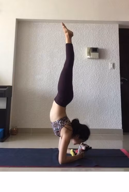 Không tạo ra những cơ bắp, sự săn chắc cho cơ thể như tập gym, thể hình nhưng với yoga, chị Quỳnh Uyển cũng giữ được sức trẻ, đặc biệt là có được một thân hình thanh thoát, khỏe khoắn, trẻ hơn tuổi thật rất nhiều. Nhờ những nét ấn tượng về ngoại hình và trình độ yoga rất cao nên chị Quỳnh Uyển được rất nhiều bạn trẻ, đặc biệt là những người cũng đang tập yoga thực sự ngưỡng mộ.