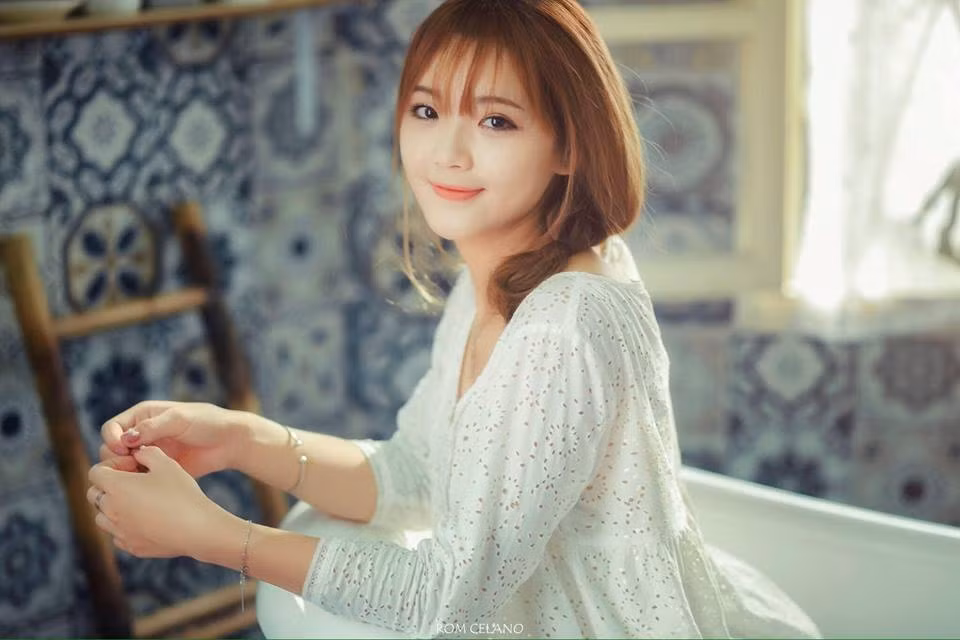 Từ khi được đông đảo dân mạng biết đến, Thu Hương luôn làm rõ vai trò, công việc của mình là một người mẫu ảnh, người mẫu thời trang cho các shop và thỉnh thoảng cô bạn có tham gia đóng một số bộ phim. Vì vậy suy đoán hot girl 9X ngồi đánh cờ và luận Tam quốc chỉ để phục vụ một cảnh phim là hoàn toàn hợp lý. Ảnh: Nguyễn Trọng Quý.