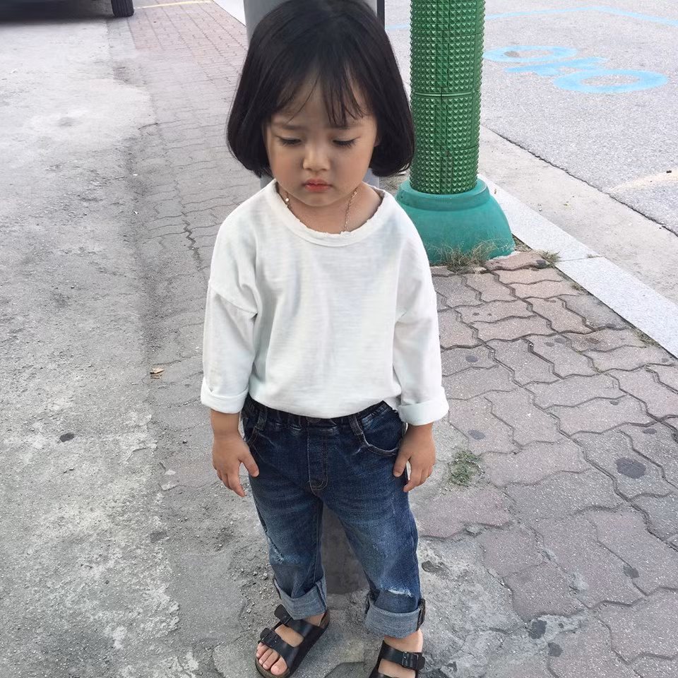 Mẹ của bé Kwon Yul dường như là một tín đồ mê mẩn những thứ nhỏ bé, dễ thương nhưng vẫn có chút ngô nghê và hài hước... nên mới thường xuyên "sắm" cho cô gái những bộ tóc và trang phục khiến người xem ảnh không thể nhịn cười.