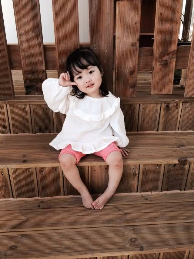 Bé gái 3 tuổi Kwon Yul sở hữu những nét đặc trưng của người Hàn Quốc trên khuôn mặt. Làn da trắng hồng, đôi mắt to tròn và khuôn mặt bầu bĩnh của bé đã khiến biết bao dân mạng, các bà mẹ từ khắp mọi nơi như chết mê ngay từ cái nhìn đầu tiên. Không chỉ vậy, bé Kwon Yul còn rất tự nhiên, không hề ngại ngùng trước ống kính, nhờ đó mà mẹ bé có thể ghi lại được rất nhiều khoảnh khắc ấn tượng.