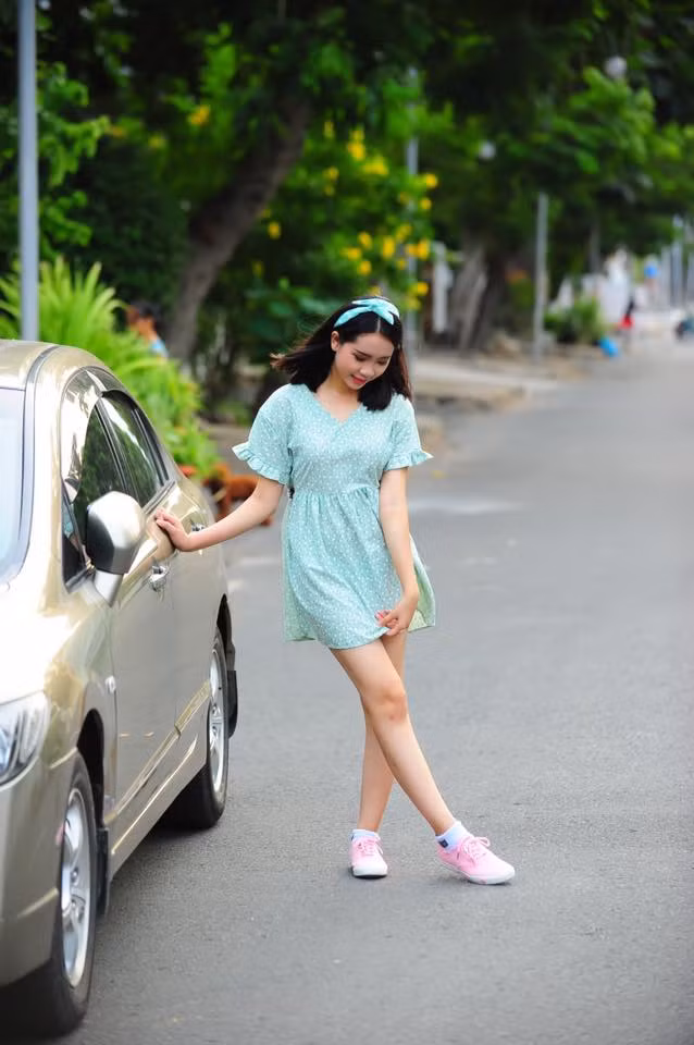 Tuy nhiên, trước chừng đó những nhận xét phiến diện, những lời lẽ chê bai... Quỳnh Như vẫn rất nhẫn nại, tuyệt nhiên không lên tiếng phản bác bất cứ ai. Thay vào đó, cô nàng chuẩn bị kỹ càng hơn cho bản thân để thử sức với một số cuộc thi, công việc mới. Và nhờ có sự tự tin cùng một ngoại hình ưa nhìn, biết cách trang điểm và tạo dáng khéo léo, Quỳnh Như đã trở thành người mẫu của một số tờ báo dành cho giới trẻ, thanh niên Việt Nam.