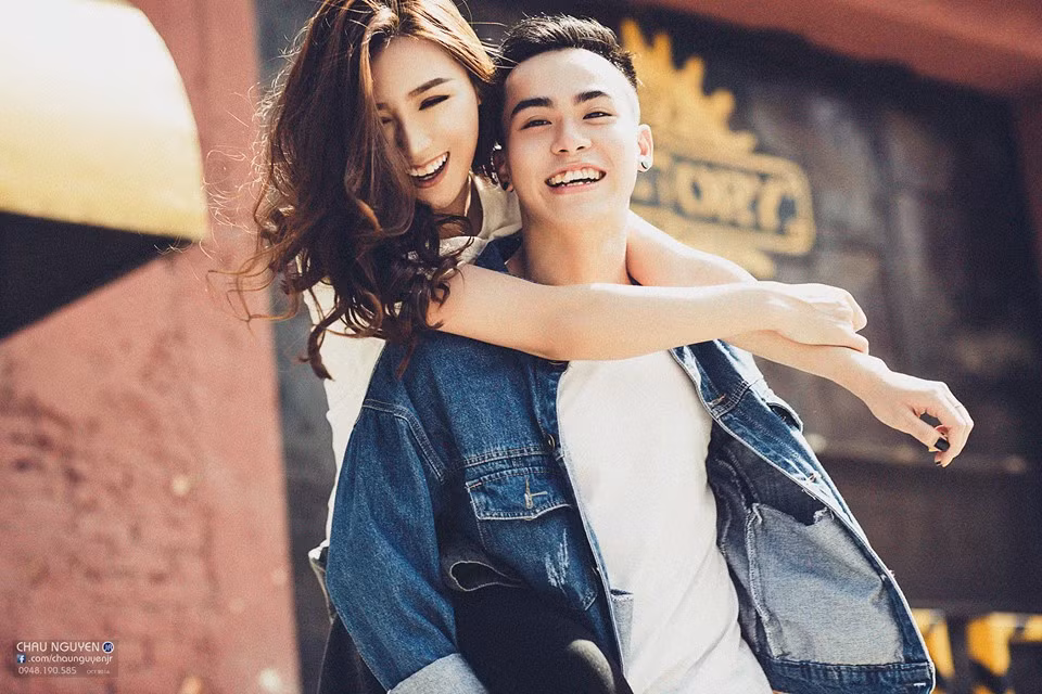 Tấm hình này là một phần trong bộ ảnh đôi mới của nhiếp ảnh gia trẻ nổi tiếng Hà thành Chau Nguyen Jr. Vừa xem qua, rất nhiều dân mạng và các bạn trẻ đã tin rằng hai nhân vật chính là một cặp đôi đang yêu nhau bởi cách diễn xuất trước ống kính, những cử chỉ âu yếm, tình cảm của họ được thể hiện một cách rất tự nhiên. Tuy nhiên, sự thật đằng sau đó liên quan đến mối quan hệ của hai người mẫu chính trong bộ ảnh này đã tạo ra nhiều điều bất ngờ thú vị. Ảnh: Chau Nguyen Jr.