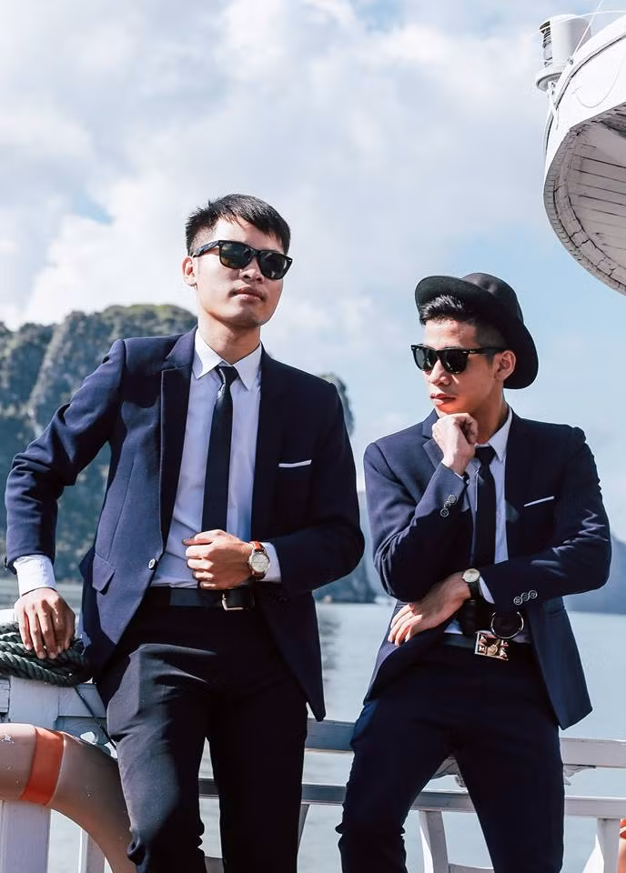 Và để tạo sự tự nhiên cho các chàng trai, phó nháy Ngô Anh Tuấn đã khuyến khích các bạn nên cố gắng phớt lờ ống kính cũng như người chụp, chỉ cần đứng, tạo dáng sao cho thật "ngầu", thật "bảnh" là được. Dù khá vất vả nhưng cuối cùng tất cả mọi người đã hoàn thành buổi chụp thành công mĩ mãn và thành quả đạt được sau đó xứng đáng để cả lớp ăn mừng.