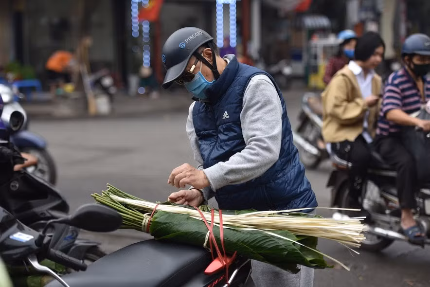 Dịch bệnh không mang tặng bánh chưng nên các gia đình chỉ gói đủ nhà ăn.