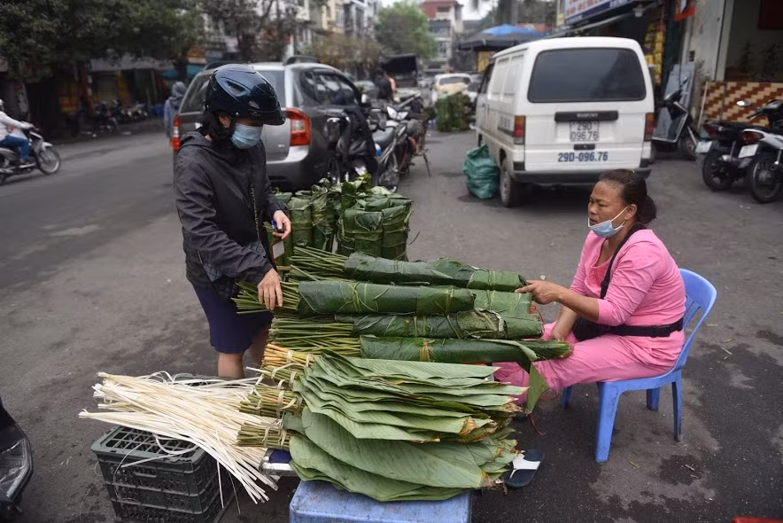 Năm nay, do tình hình dịch bệnh nên lượng khách mua lá dong cũng giảm nhiều.
