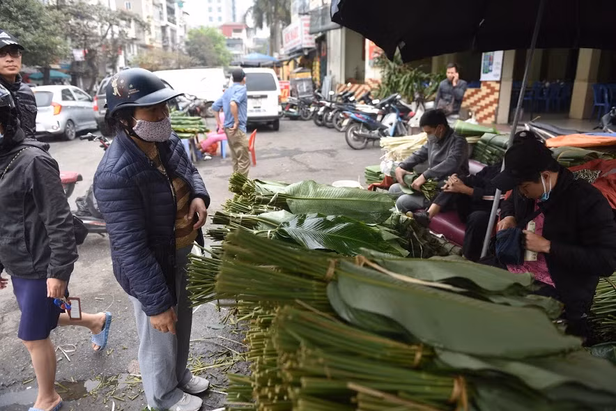 Trước đây, chợ sôi động với nhiều mặt hàng đu đủ, măng, sắn, khoai, lá dong, lá chuối...Tuy nhiên, nhiều năm gần đây chợ chỉ còn lại những mặt hàng truyền thống như lá dong, lá chuối và lạt gói bánh.