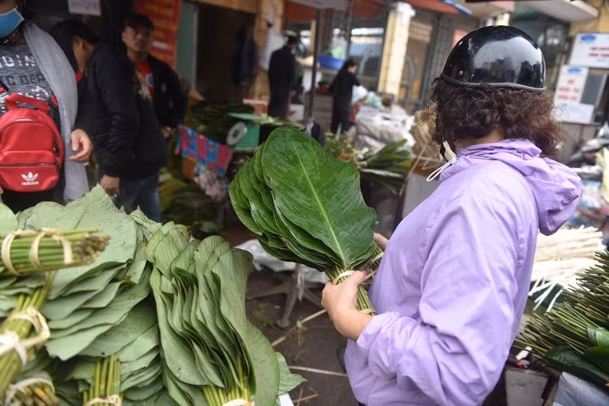 Những năm trước, số lượng lá dong bán ra từ chợ có thể lên tới hàng chục vạn bó.