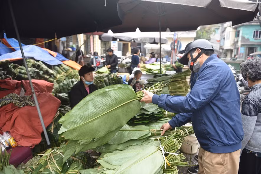 Những ngày cận Tết, chợ chỉ còn chủ yếu khách lẻ đến mua về gói bánh.