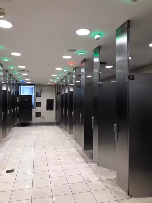 Toilet tại một sân bay ở Atlanta (Mỹ) còn lắp đặt cả hệ thống đèn báo tự động cho biết có người đang sử dụng toilet ở bên trong hay không.