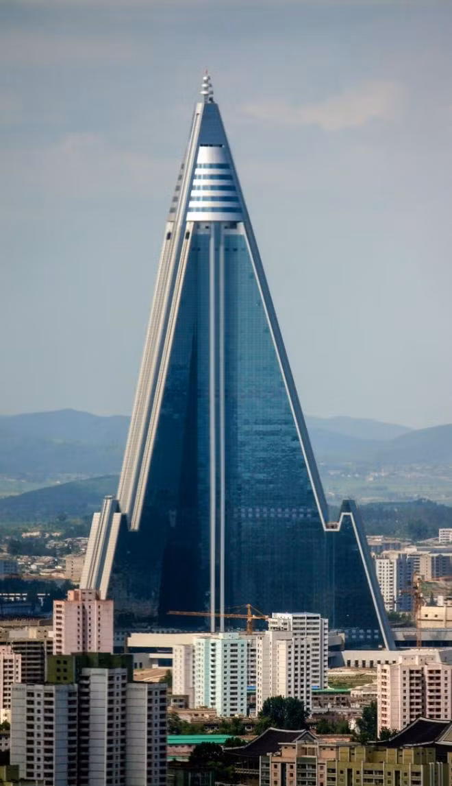 Được coi là tòa nhà không có người ở cao nhất thế giới, khách sạn Ryugyong (Triều Tiên) bị nhiều tờ báo chuyên về kiến trúc miêu tả là "tòa nhà được thiết kế xấu nhất trên thế giới" hay "khách sạn xấu nhất thế giới".