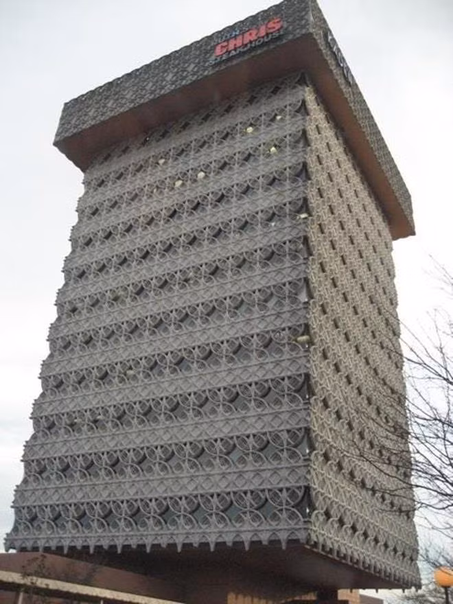  Tòa nhà 15 tầng Kaden Tower (Mỹ) được coi là một "kiến trúc đáng xấu hổ". Nhiều người cho rằng tòa nhà trông chẳng khác hộp khăn giấy khổng lồ.