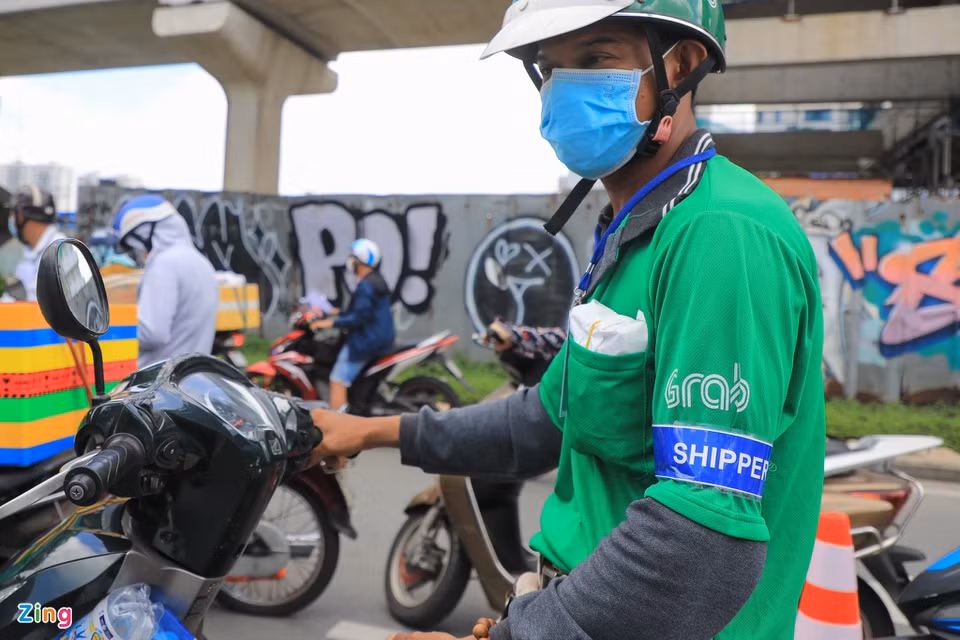 Theo quan sát của phóng viên, phần lớn shipper của các hãng như Gojek, Ahamove, Lalamove, Grab... đều chủ động đeo băng tay và thẻ để nhận diện.