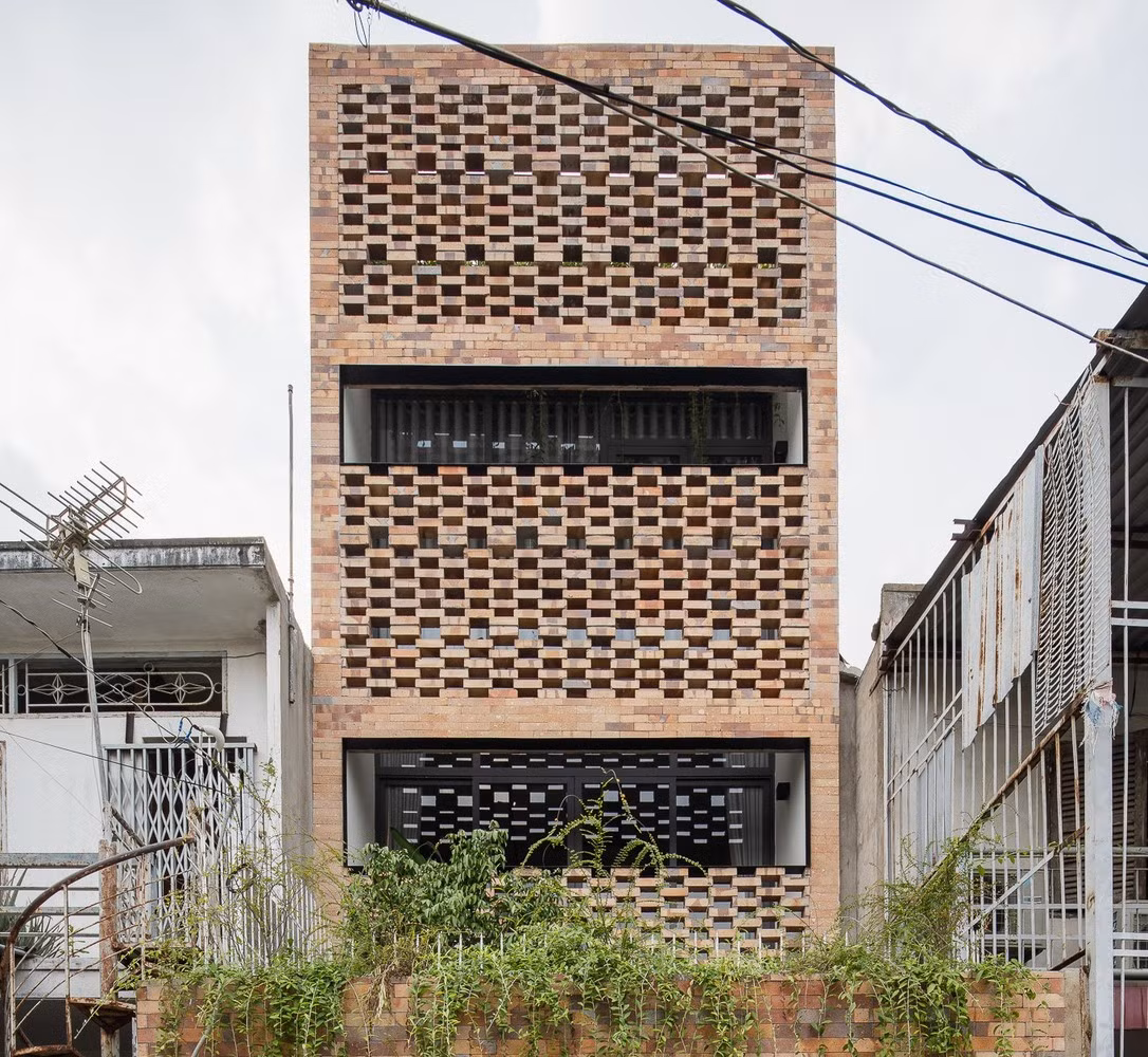 Tọa lạc tại phường 10 (quận Gò Vấp, TP HCM), P. House là tổ ấm của một cặp vợ chồng trẻ diện tích đất 4,3 x 15 m. Ngôi nhà nằm trong một con hẻm, có ba mặt giáp với nhà dân, mặt tiền hướng đông giáp với nhà xưởng cũ và nhiều cây cổ thụ lớn.