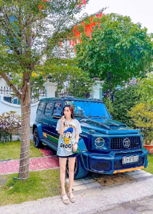 Ngoài bất động sản, Di Băng còn sở hữu nhiều xe hơi. Nhân dịp kỷ niệm 3 năm ngày cưới, cô được chồng tặng xế hộp trị giá hơn 2 tỷ đồng. Ảnh: FBNV.