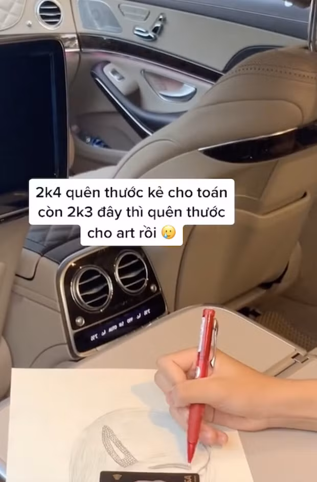 Chưa hết, Gia Kỳ còn khiến các netizen choáng váng khi dùng thẻ Visa Signature làm thước kẻ. Ảnh: FBNV.