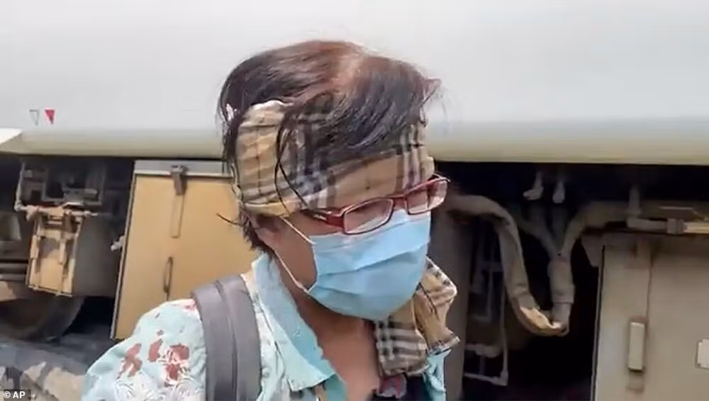 Canh tuong hanh khach tau trat duong ray o Dai Loan-Hinh-4