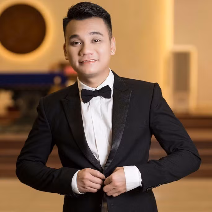 Khuya ngày 1/7, Cao Thái Sơn lên tiếng về việc hát ca khúc Khắc Việt không vi phạm bản quyền. Ngay lập tức, nhạc sĩ Khắc Việt khẳng định từ trước đến nay, Cao Thái Sơn sử dụng bài của mình hát chùa đi kiếm tiền và không chịu gia hạn hợp đồng. Ảnh: Người lao động