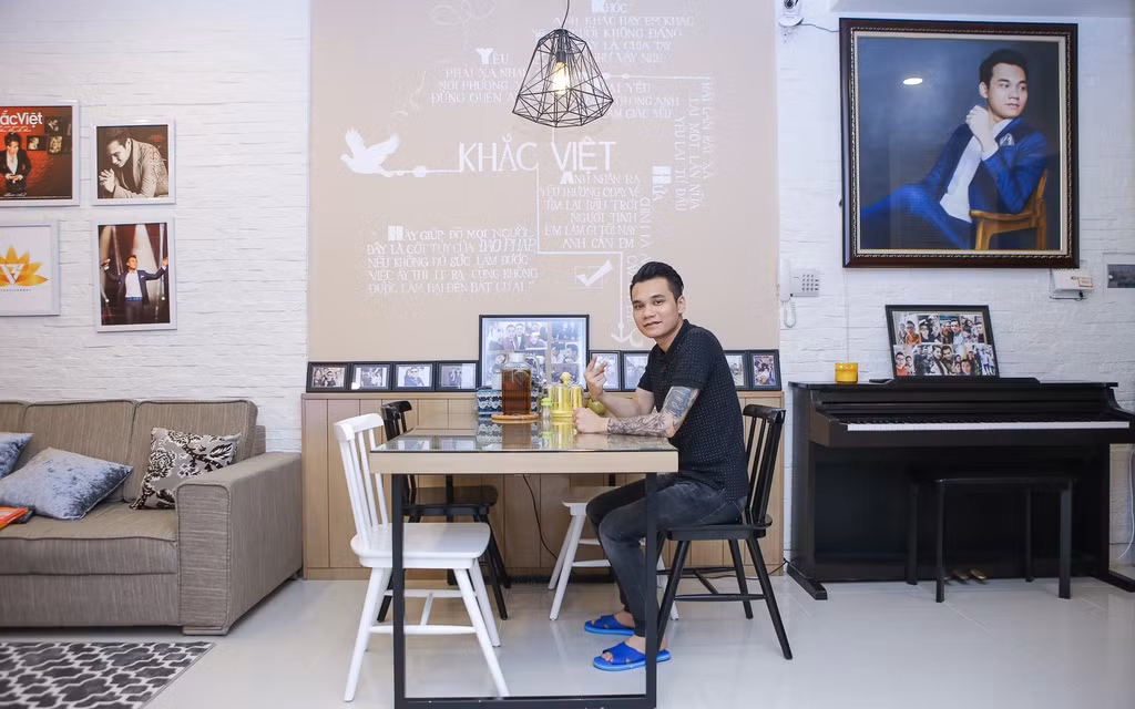 Khắc Việt từng chia sẻ về quá khứ đi hát ở các sân khấu "chuồng gà" với giá cát-xê 20.000 đồng. Tuy nhiên sau khi nổi tiếng, anh có chỗ đứng riêng trong làng nhạc. Ảnh: Dân Việt