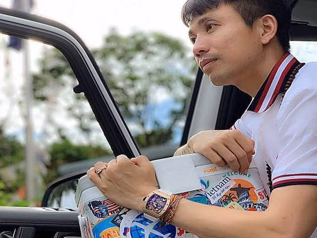 Không dừng lại ở việc liên tục tậu xe sang, đại gia Minh Nhựa còn sở hữu bộ sưu tập đồng hồ hàng hiệu khiến không ít người choáng váng. Ảnh: Dân Việt.