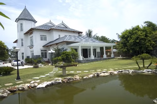 Ông Cao Tiến Đoan (sinh năm 1960) là chủ sở hữu của toà lâu đài “Bạch Dinh” nổi tiếng, toạ lạc trên khu đất rộng 50.000 m2 tại xã Quảng Châu, TP. Sầm Sơn, tỉnh Thanh Hoá. Ảnh: Tinmoi.