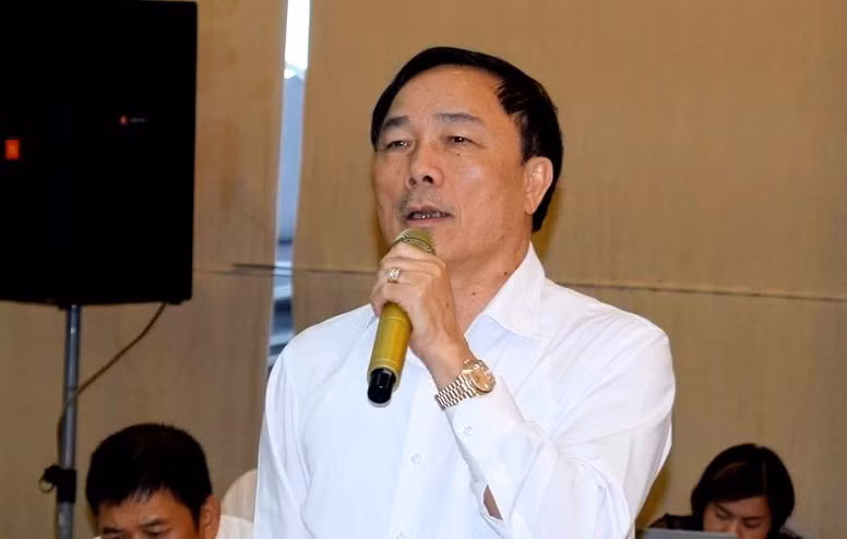 Năm 2011, đại gia xứ Thanh bắt đầu bước chân vào bóng đá. Thời điểm mới bước chân vào làng bóng, ngay lập tức ông bầu này đã khiến giới bóng đá Việt Nam "nổi sóng" khi từng dám đấu tay đôi với VPF tại buổi lễ tổng kết mùa giải 2012. Ảnh: Người lao động
