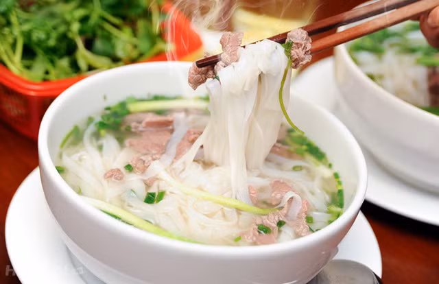 Trong con mắt của du khách quốc tế, phở là đặc sản nổi tiếng nhất Việt Nam. Nhiều người phải công nhận phở là món ăn cực kỳ tinh tế bởi nước dùng đậm đà, bánh phở mềm ngon.