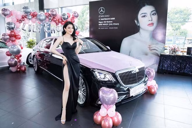 Ngoài ra, Lily Chen còn gây chú ý bởi thú chơi hàng hiệu đắt đỏ. Ngày 24/4 vừa qua, Ngọc nữ bolero" LiLy Chen khiến dân tình mắt tròn mắt dẹt vì khoe tậu Maybach trị giá 9 tỷ đồng.