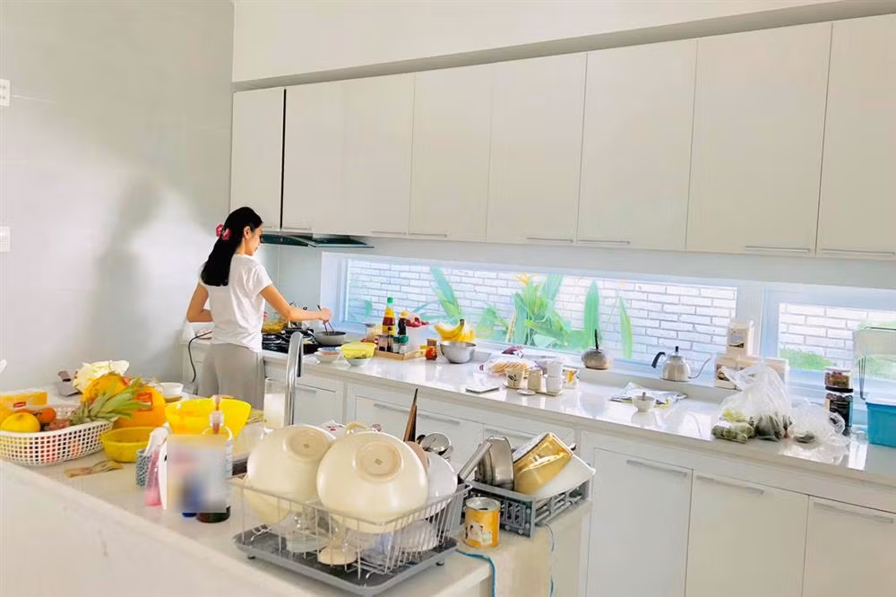 Không gian bếp cũng được nữ ca sĩ thiết kế cùng tông trắng với phòng khách. Ảnh: Vietnamnet