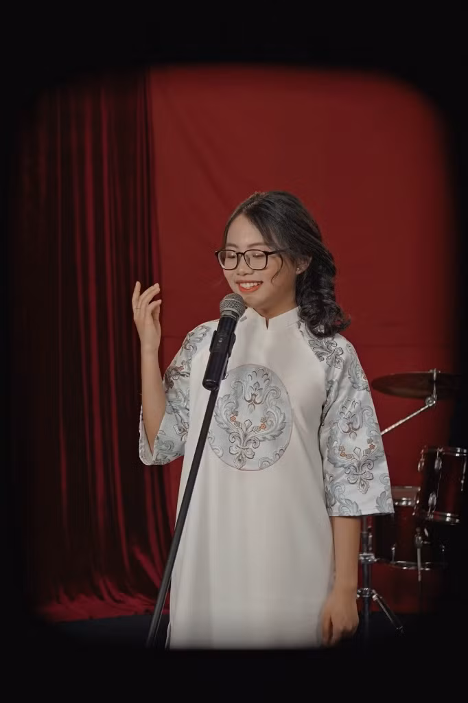Với số tiền cát-xê được trả xứng đáng với công sức của Phương Mỹ Chi cùng sự cố gắng củng cố hằng ngày, nam ca sĩ nhận định nếu như "chị Bảy" đi làm không giúp ai và giữ số tiền đó đến bây giờ thì tài sản của nữ ca sĩ có đến 5-7 tỷ đồng là chuyện bình thường.