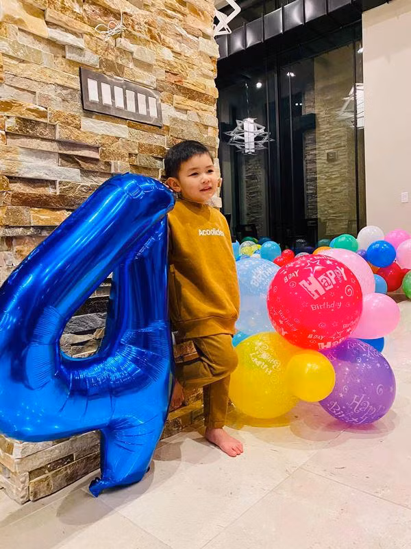 Khắp không gian nhà tràn ngập bóng bay.
