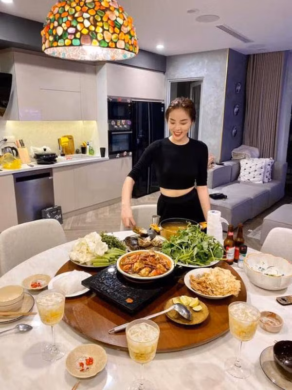 Khu vuon xanh muot trong can ho cua Hoa hau Ky Duyen