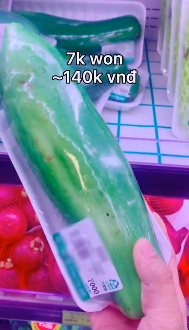 Đu đủ xanh trong siêu thị Hàn Quốc giá 7.000 Won (khoảng 140.000 đồng).