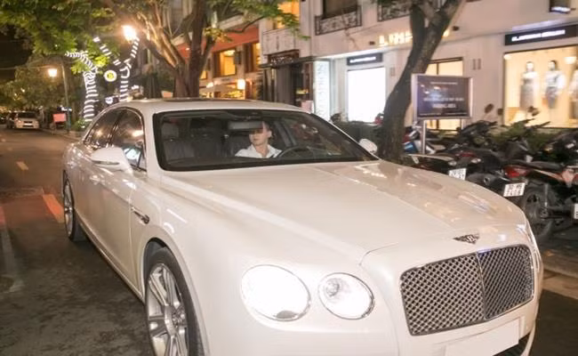 Năm 2017, diễn viên Việt Anh tậu xe sang Bentley màu trắng có giá hơn 10 tỷ đồng. Ảnh: Internet