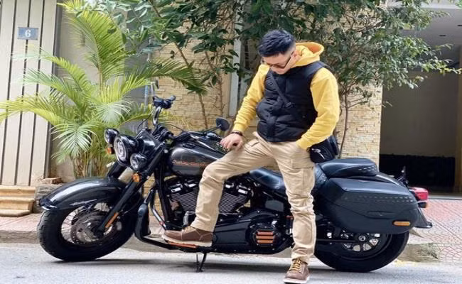 Ngoài đời, Hồng Đăng nổi tiếng với sở thích và đam mê xe motor phân khối lớn, có những chiếc giá trị lên đến tiền tỷ. Ảnh: Dân Việt.