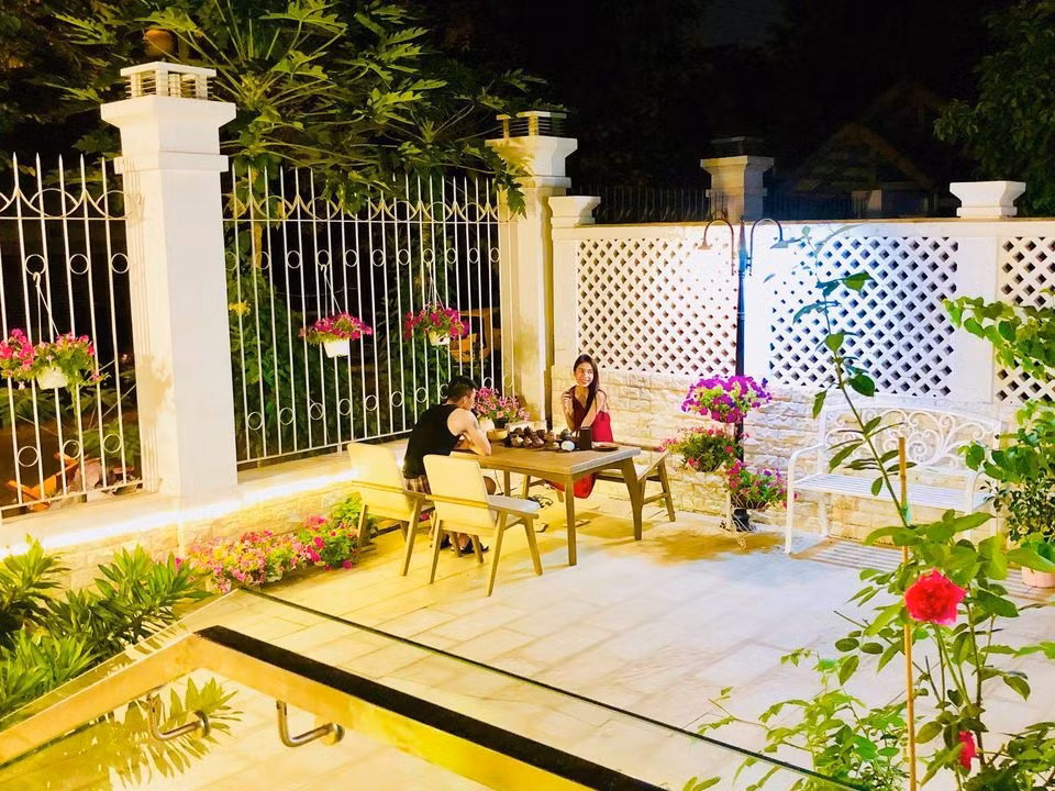 Căn biệt thự với diện tích 300m2 cả sân vườn rộng rãi để cả gia đình có thể thư giãn mỗi khi quây quần bên nhau. Tổng kinh phí để xây nhà khoảng gần 10 tỷ đồng. Cộng với tiền đất, căn biệt thự ngốn khoảng trên 22 tỷ đồng. Ảnh: Vietnamnet