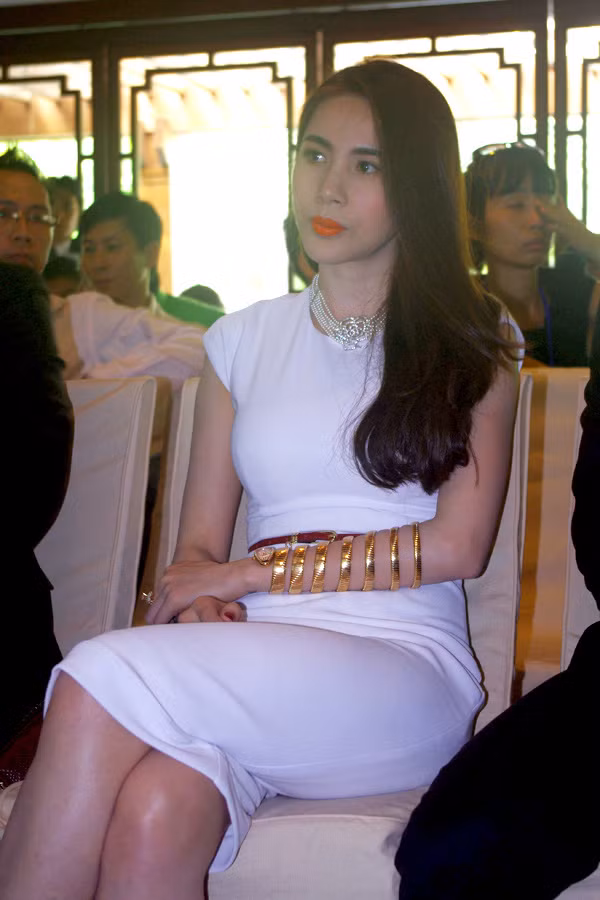 Năm 2012 khi cả hai còn trong giai đoạn yêu đương, Công Vinh tặng Thuỷ Tiên "siêu đồng hồ" bằng vàng và gắn kim cương quấn vào cổ tay, trị giá khoảng 4 tỷ đồng. Ảnh: Dân Việt.