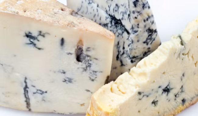 Phô mai Roquefort là loại phô mai mốc an toàn với sức khỏe. Phô mai được làm từ sữa cừu, sữa bò, hay sữa dê có cấy nấm mốc Penicillium. Ảnh: Getty Image