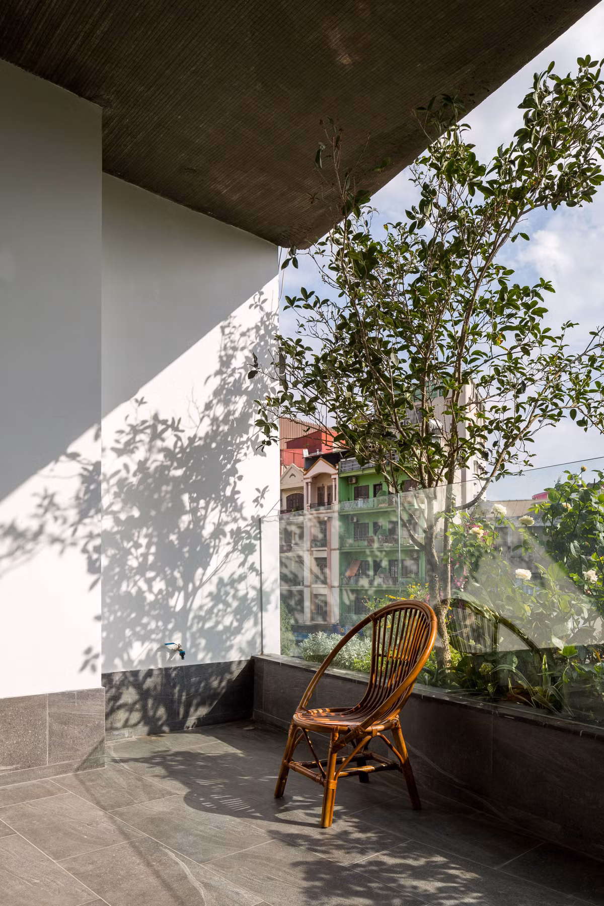 Nhờ bồn cây, không gian thư giãn ngoài ban công trở nên thơ mộng hơn. Ảnh: Hoang Le.