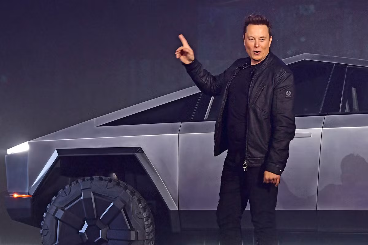 Những người chống lại Elon đã đẩy ông khỏi vị trí CEO và PayPal nhanh chóng bị eBay thâu tóm với giá 1,5 tỷ USD vào năm 2002. Sau thương vụ này, Elon Musk thu về 180 triệu USD.